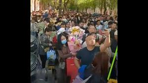 中国火箭重大意外，自行升空爆炸！缺芯片？军中反叛？苏州民众冲破阻扰，悼念胡友平汇成花海人潮！天津天塔勇敢点灯。中国羽坛名将比赛亡，都是国产疫苗惹的祸？