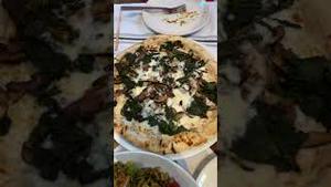 粉丝noodles和野蘑菇比萨。