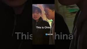 外国友人用台湾国旗吓傻中国小粉红！A foreign friend used the Taiwanese flag, which shocked Chinese nationalists!