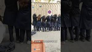 一群勇敢的伊朗美女学生摘下头巾，反抗神棍政权！
