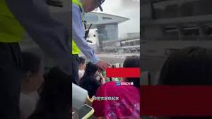 台港澳及外国朋友都来看看，中国人连穿衣服的自由都没了！更惶论言论自由…..