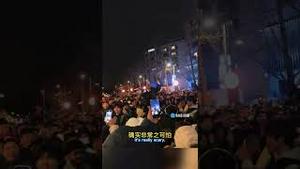 外国人带领群众喊口号被警察抓！中国人沉默以对A foreigner was arrested by the police for leading a crowd in chanting slogans