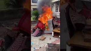 独裁者被抄家，被扔进河里，家被火烧！中共权贵瑟瑟发抖！